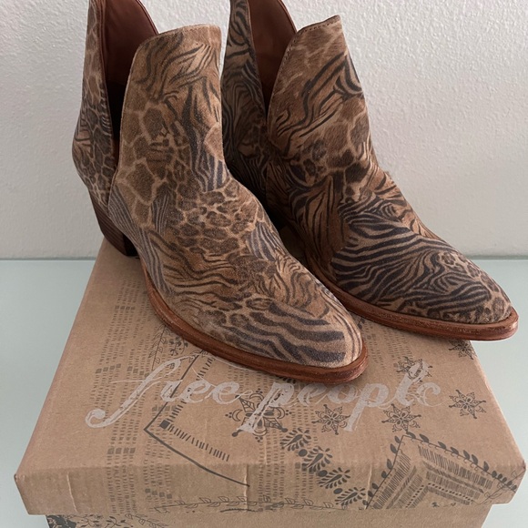 Free People Animal Charm Double V Ankle
Boots Size 7 - Picture 11 of 14